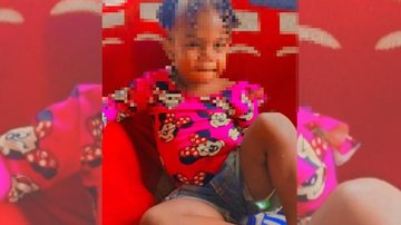 Criança de dois anos faleceu após um acidente de trânsito Criança que faleceu Criança com roupa da minnie e sentada - Reprodução