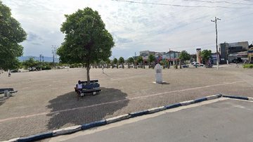 Tentativa de feminicídio ocorreu em plena tarde de sábado, na praça 14 Bis, em Guarujá Mulher é esfaqueada no tórax pelo marido em praça de Guarujá Praça 14 Bis, em Guarujá - Reprodução/Google Street View