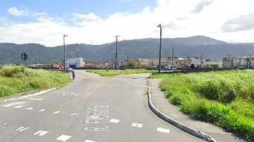 Sacola com bebê morto foi encontrada no cruzamento da avenida Dr. Roberto de Almeida Vinhas com rua Flórida, no Jardim Real, em Praia Grande Bebê morto é encontrado dentro de sacola em Praia Grande Cruzamento da avenida Dr. Roberto de Almeida Vinhas com ru - Reprodução/Google Street View