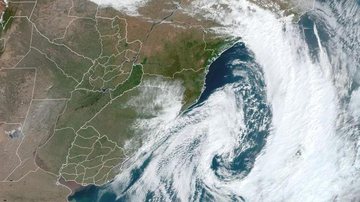 Imagem de satélite da tarde desta sexta-feira (29) mostra ciclone que provocou ventos no litoral de SP se afastando da costa Ciclone que provocou ventos no litoral de SP se afasta e frio toma conta do fim de semana - Reprodução/RAMMB/CIRA/CSU/MetSul