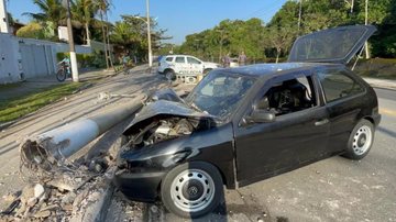 Motorista embriagado fica preso às ferragens de carro após colidir contra poste em Guarujá Acidente Guarujá - Reprodução Matheus Croce