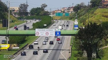 Tempo e visibilidade estão bons no SAI Imigrantes apresenta congestionamento sentido litoral neste sábado (27) Km 12 da rodovia dos Imigrantes com sol - Ecovias