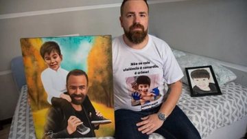 Leniel Borel com o filho Henry, morto em março de 2021 Leniel Borel Homem com uma camiseta com a foto do filho morto e um quadro do lado (dele e do filho) - Divulgação