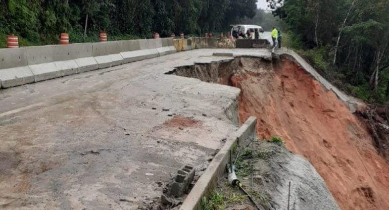 Chuva causa deslizamento de terra na Rio-Santos Deslizamento de terra; parte da pista da rodovia caiu - Divulgação/Prefeitura de Ubatba