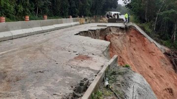 Chuva causa deslizamento de terra na Rio-Santos Deslizamento de terra; parte da pista da rodovia caiu - Divulgação/Prefeitura de Ubatba