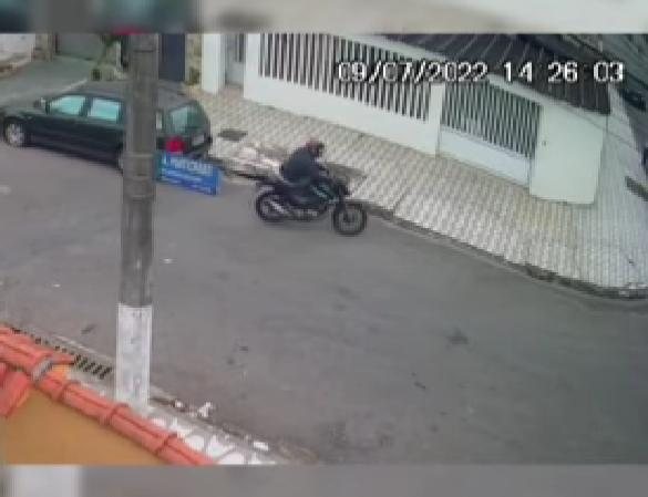 Homem em cima da moto preta furtada na rua Arnaldo Perticarati, em Praia Grande Moto furtada Homem em cima de moto preta - Reprodução