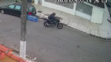Homem em cima da moto preta furtada na rua Arnaldo Perticarati, em Praia Grande Moto furtada Homem em cima de moto preta - Reprodução