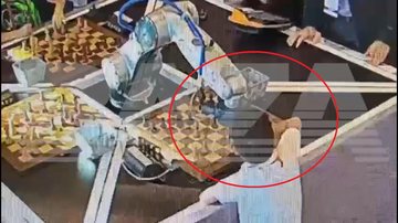 Momento em que robô quebra o dedo do menino capa - Vídeo: Robô jogador de xadrez quebra o dedo de menino após ser apressado em jogada, na Rússia - Imagem: Reprodução / RussianMarket@Twitter