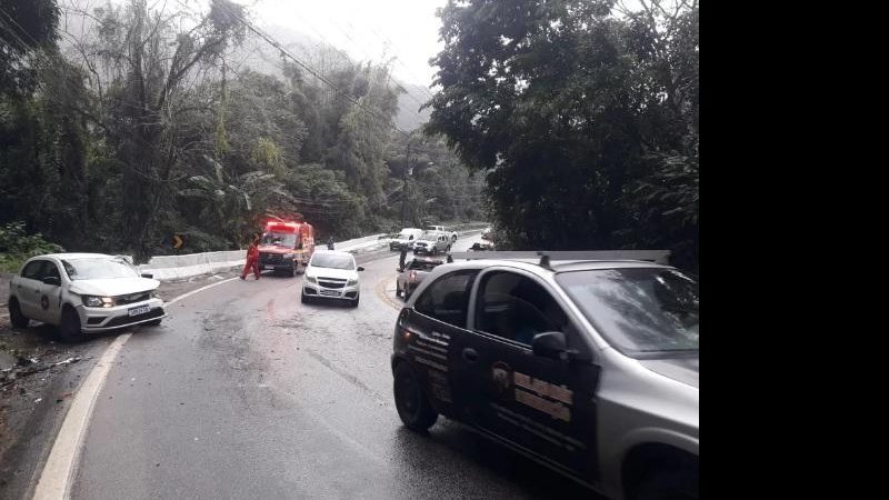 Segundo o Departamento de Estradas de Rodagem (DER), o acidente ocorreu altura do km 157, quando os dois carros se envolveram em uma colisão frontal Colisão frontal entre dois carros deixa feridos na Rio-Santos em São Sebastião (SP) - Foto: Divulgação/PM Ambiental