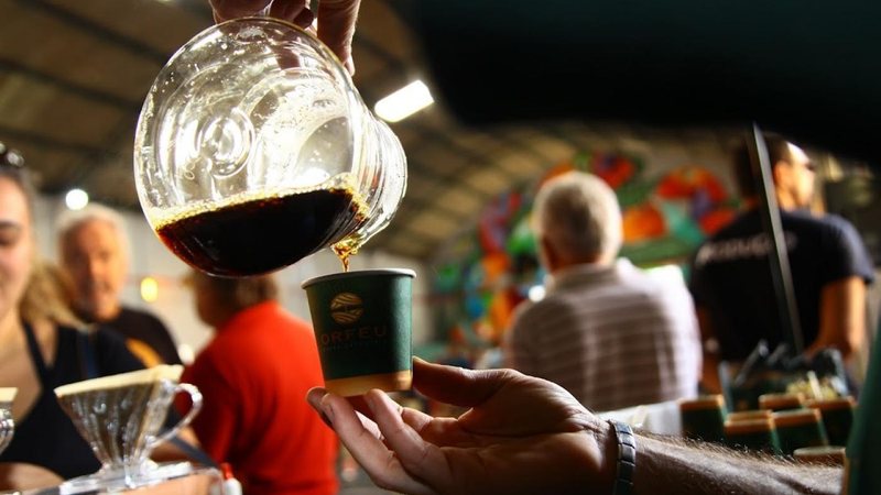 Expectativa da organização do evento é servir gratuitamente 85 mil copos de 12 marcas diferentes da bebida Mais de 80 mil copos de café serão servidos gratuitamente durante o Festival Santos Café Café sendo servido - Arquivo/Prefeitura de Santos