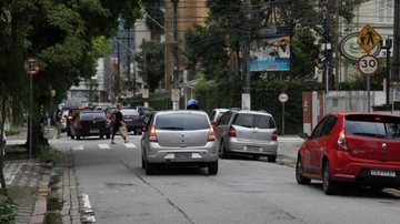 Trecho da rua Goiás entre a rua Assis Corrêa e a avenida Ana Costa será liberado esta segunda (12) Santos: Ruas no Gonzaga e no Centro serão inteditadas a partir desta segunda (12) Rua de Santos com trânsito - Prefeitura de Santos