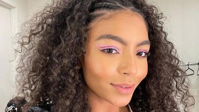Cantora fará uma apresentação com o grupo em novembro deste ano no Allianz Parque Any Gabrielly Cantora Any Gabrielly com cabelo castanho cacheado e maquiagem rosa nos olhos - Reprodução