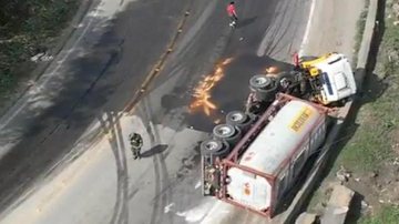 Caminhão-tanque tomba na Piaçaguera e deixa rodovia bloqueada em Guarujá Acidente de trânsito - Reprodução: Aconteceu em Guarujá e Região