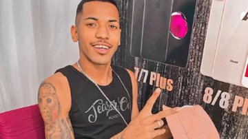 Jadson tinha 22 anos, era casado e deixa esposa e uma filha pequena Jadson Neiff Dançarino sorrindo para a foto com o braço tatuado e um símbolo de paz e amor na mão - Reprodução