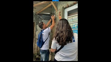 Técnicos durante vistoria nas moradias Bertioga inicia vistorias para reforma de 200 moradias de famílias vulneráveis Técnico realizando vistoria em moradia humilde - Imagem: Divulgação / Prefeitura de Bertioga