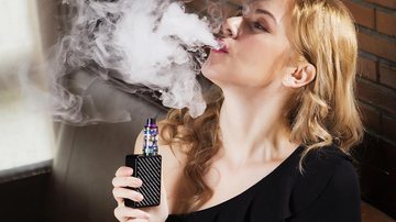 Dados afirmam que um a cada cinco jovens de 18 a 24 anos usam o cigarro eletrônico no país Cigarro eletrônico Mulher usando cigarro eletrônico - Pixabay