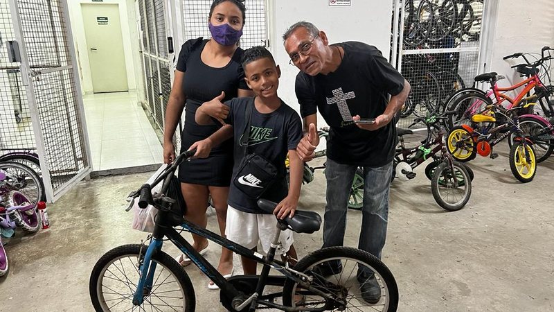 Criançada do Morro do José Menino, em Santos, está em festa! Mais de 60 bicicletas são entregues para crianças do Morro do José Menino, em Santos Criança recebe doação de bicicleta - Divulgação/Prefeitura de Santos