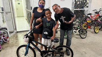 Criançada do Morro do José Menino, em Santos, está em festa! Mais de 60 bicicletas são entregues para crianças do Morro do José Menino, em Santos Criança recebe doação de bicicleta - Divulgação/Prefeitura de Santos