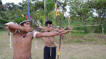 Visitantes poderão ver apresentações de arco e flecha Arapyau, o ano novo Guarani, é comemorado em Terras Indígenas de Bertioga Indígenas manejando o arco e flecha - Prefeitura de Bertioga