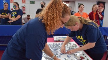 Erika, junto de sua irmã, durante a competição Campeonato Mundial de Quebra-Cabeças teve moradora de Bertioga entre participantes - Arquivo pessoal