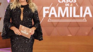 A apresentadora Christina Rocha permanece contratada pela emissora Casos de Família Mulher loira sorrindo na frente de um cenário com a escrita 'Casos de Família' - Divulgação