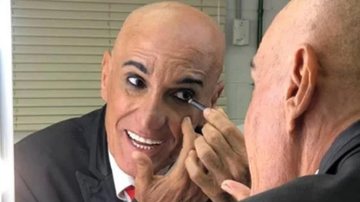 Amin Khader, de 66 anos, já havia demonstrado seu 'amor' por Jair Bolsonaro (PL) por meio de sua conta no Twitter Amin Khader Homem cara passando maquiagem nos olhos - Reprodução