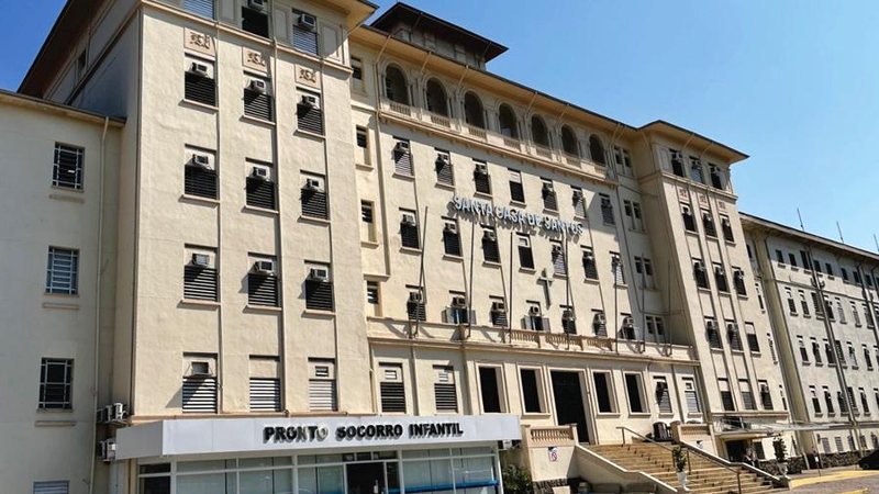 Hospital informou que não pode dar informações sobre o estado de saúde do adolescente Santa Casa de Santos Fachada da Santa Casa de Santos - Divulgação