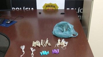 Polícia encontrou drogas, um celular e dinheiro junto com o jovem Drogas e dinheiro Drogas e dinheiro na mesa da Polícia Civil - Reprodução