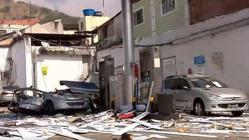 Local ficou destruído após a explosão do cilindro que estava dentro do veículo Posto de gasolina destruído - Divulgação