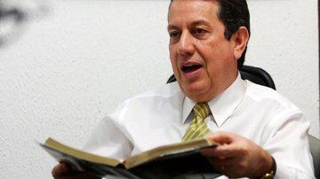 Romildo volta à emissora após ter sido demitido em dezembro do ano passado Pastor Romildo Soares Pastor sentado com uma bíblia na mão - Divulgação