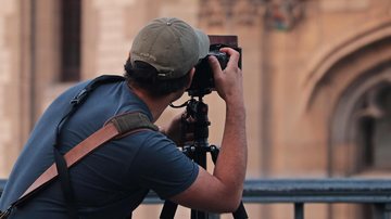 Praia Grande abre 50 vagas gratuitas em oficina de fotografia Homem fotografando - Imagem: S. Hermann &amp; F. Richter / Pixabay