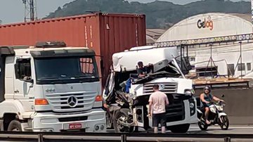 Acidente aconteceu na manhã desta sexta-feira e o congestionamento durou até as 14h Acidente em Santos - Reprodução Cezar Torres
