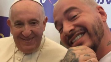 Encontro entre o papa Francisco e artistas foi realizado na última quinta-feira (1) para tratar de questões referentes à cultura e educação Papa Francisco e J. Balvin Papa Francisco sorrindo em selfie com cantor colombiano - Divulgação