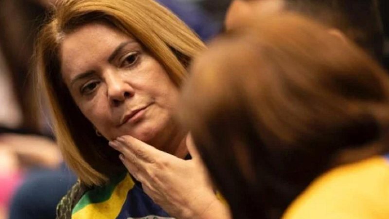 Ana Cristina é mãe de Renan Bolsonaro, conhecido como o 'número quatro' de Jair Bolsonaro Ana Cristina Siqueira Valle Mulher ruiva com cabelo liso olhando para outra com ar de desconfiança - Diulgação