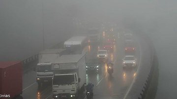 Chuva, neblina e carreta quebrada, na tarde desta segunda-feira (18), dificultam o fluxo de veículos nos dois sentidos da via Transito agora - Reprodução Ecovias