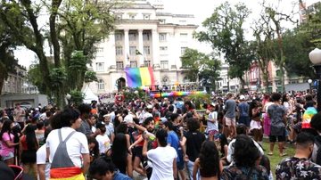 Parada será aberta ao público, com shows de artistas do cenário LGBT+ da região a partir das 12 horas do domingo (18) Santos: Parada do Orgulho LGBT+ acontece domingo (18) no Centro Histórico Concentração de pessoas na Praça Mauá em Parada do Orgulho LGBT+ - Prefeitura de Santos