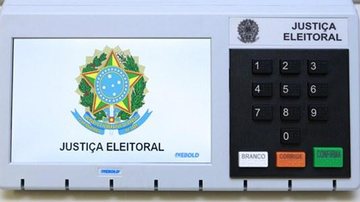 Resultados podem ser conferidos no Portal do TSE Confira como ficou o quadro eleitoral após 100% de urnas totalizadas Urna eletrônica com símbolo da Justiça Eleitoral na tela - TSE