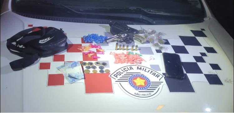 Drogas, armas e munições apreendidas em Ubatuba, SP Homens são presos por roubo e tráfico de drogas em Ubatuba (SP) Drogas, armas e munições apreendidas - Foto: Polícia Militar
