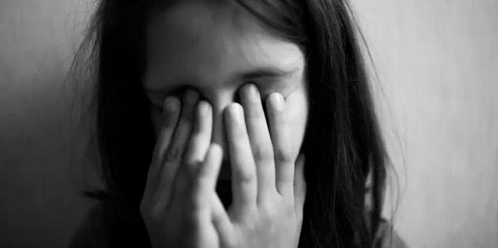 O acusado foi preso em sua própria casa Estupro de Vulnerável Menina com as duas mãos no rosto - Imagem ilustrativa/Getty Images