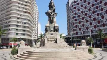 A obra é uma exaltação às figuras dos irmãos José Bonifácio de Andrada e Silva, o Patriarca da Independência, Martim Francisco Ribeiro de Andrada e Antônio Carlos Ribeiro de Andrada e Silva Santos: Praça da Independência completa 100 anos Close da escultur - Prefeitura de Santos