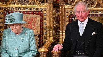 Primogênito de Elizabeth II deve ser conhecido como Rei Charles III Príncipe Charles divulga a primeira mensagem como rei Rainha Elizabeth II e o agora Rei Charles III - Reprodução/AFP