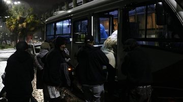 Instituição de comitê intersetorial é última etapa para cidade integrar efetivamente a Política Nacional para a População em Situação de Rua capa - Santos abre inscrições para comitê voltado à população em situação de rua Pessoas em situação de rua entram - Imagem: Divulgação / Prefeitura de Santos