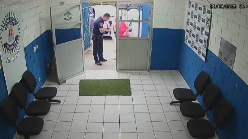 Profissional realizou a manobra de heimlich para salvar o bebê do engasgamento Bebê se engasgando Homem salvando bebê de engasgamento - Reprodução