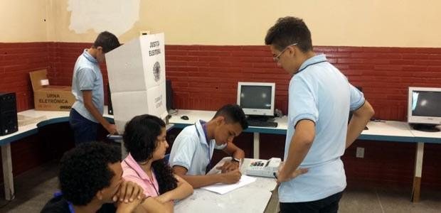 Confira os índices de abstenção no primeiro turno das eleições na Baixada Santista Saiba quantos eleitores compareceram às urnas da Baixada Santista no primeiro turno Pessoas em seção eleitoral - TSE