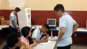 Confira os índices de abstenção no primeiro turno das eleições na Baixada Santista Saiba quantos eleitores compareceram às urnas da Baixada Santista no primeiro turno Pessoas em seção eleitoral - TSE