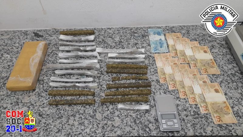 Drogas apreendidas pela polícia no bairro Tarumã, em Caraguatatuba (SP) Homem é preso com mais de 1 kg de maconha em Caraguatatuba (SP) drogas sobre a mesa - Foto: PM