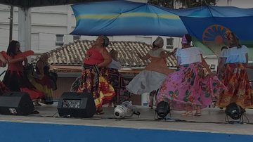 Itanhaém promove 9º festival de diversidade cultural neste fim de semana Mulheres dançando em palco - Imagem: Divulgação / Leandro Evangelista / Prefeitura de Itanhaém