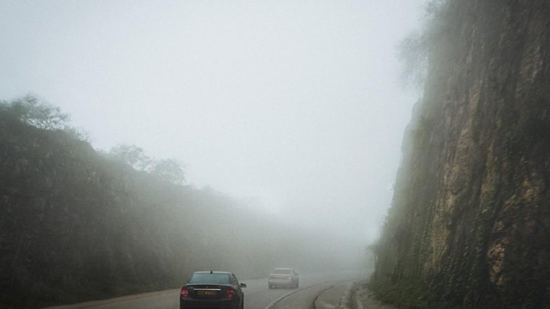 Motorista deve redobrar a atenção nos trecho com neblina na Rodovia dos Tamoios Com chuva e frio, motorista deve se atentar para presença de neblina na Rodovia dos Tamoios carro em pista com neblina - Foto: Divulgação/Concessionária Tamoios