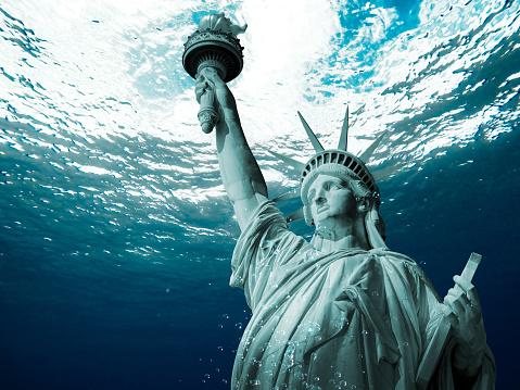De acordo com previsões da ONG, mais de 25 mil casas poderão estar submersas em 2050 no estado norte-americano Louisiana Aumento do nível do mar deixará casas "debaixo d'água" até 2050 nos EUA, diz estudo estatua da liberdade - Foto: Divulgação/iStock