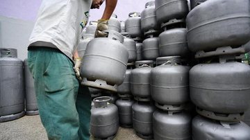 Na semana entre 26 de junho e 2 de julho, o valor médio do botijão de 13 kg de gás de cozinha ficou em R$ 110,87 em Praia Grande, segundo a ANP Veja onde encontrar gás de cozinha mais barato em Praia Grande Trabalhador de depósito de gás empilhando botijõe - Imagem ilustrativa/Divulgação
